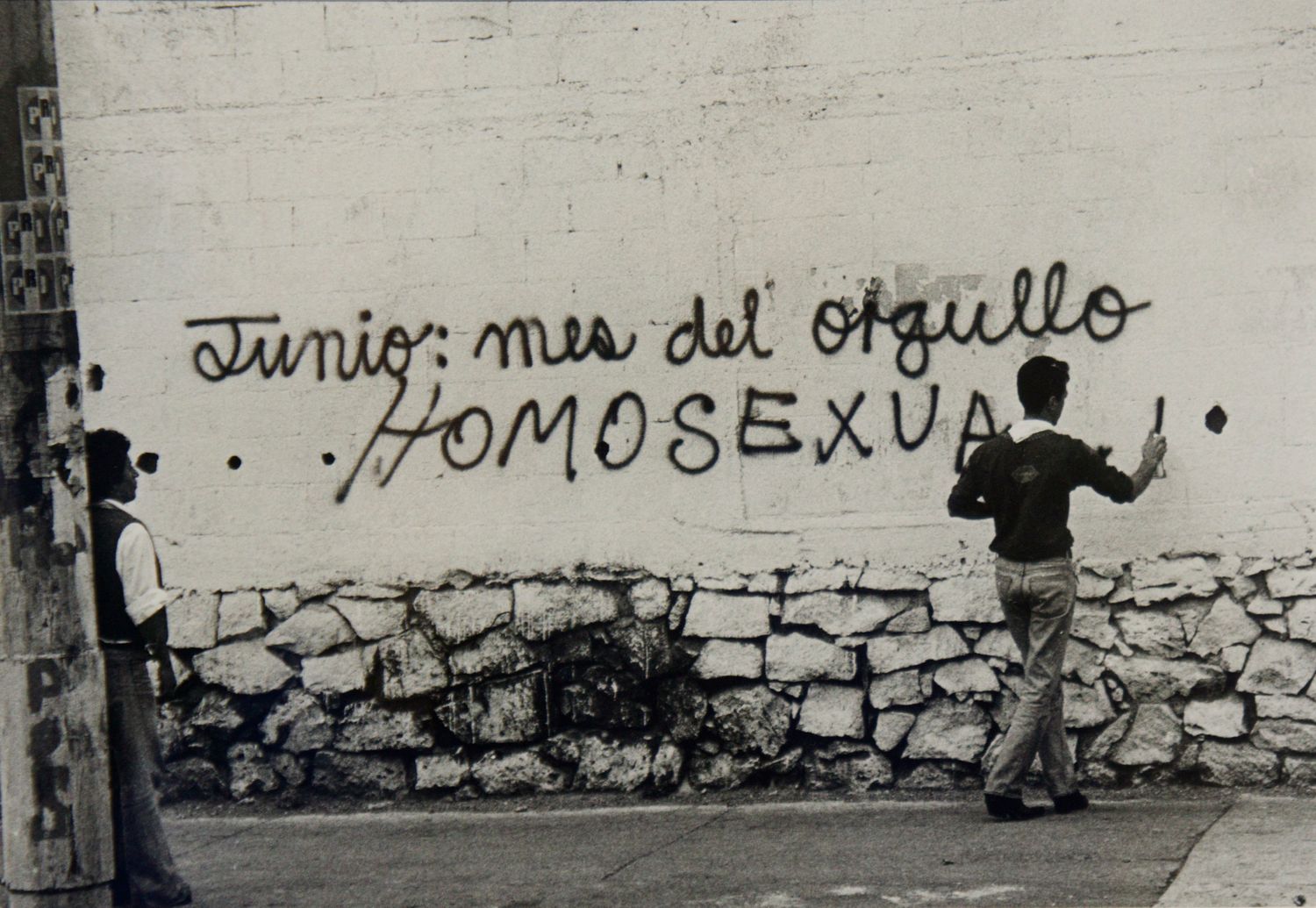 Putos pintando bardas
